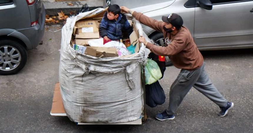 Una familia necesitoacute 939886 en agosto para no ser pobre informoacute el INDEC