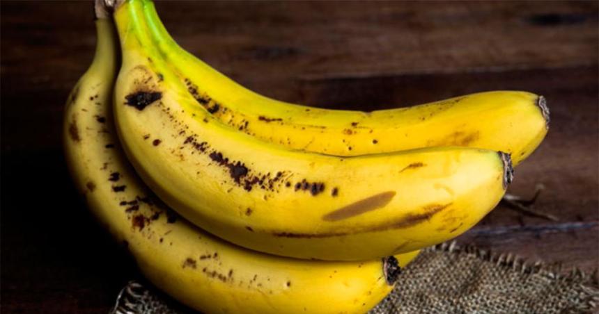 Coacutemo conservar las bananas y evitar que se pongan negras raacutepidamente