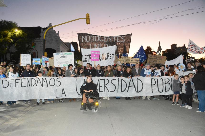 Marcha de la docencia universitaria en el segundo diacutea de paro