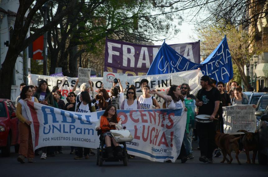 Marcha de la docencia universitaria en el segundo diacutea de paro