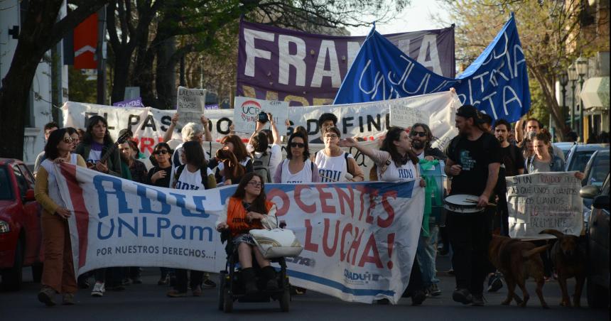 Marcha de la docencia universitaria en el segundo diacutea de paro