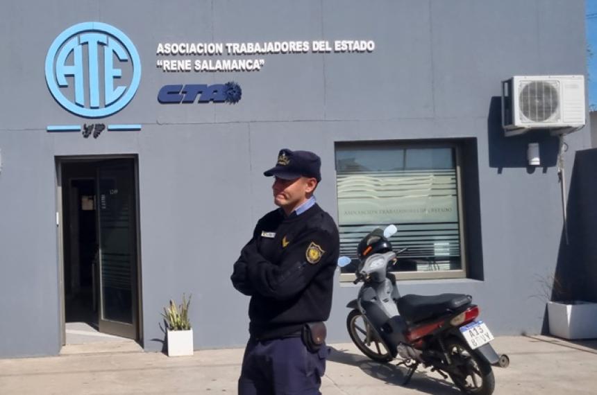 Gritos presencia policial y denuncias cruzadas en la conduccioacuten de ATE Pico