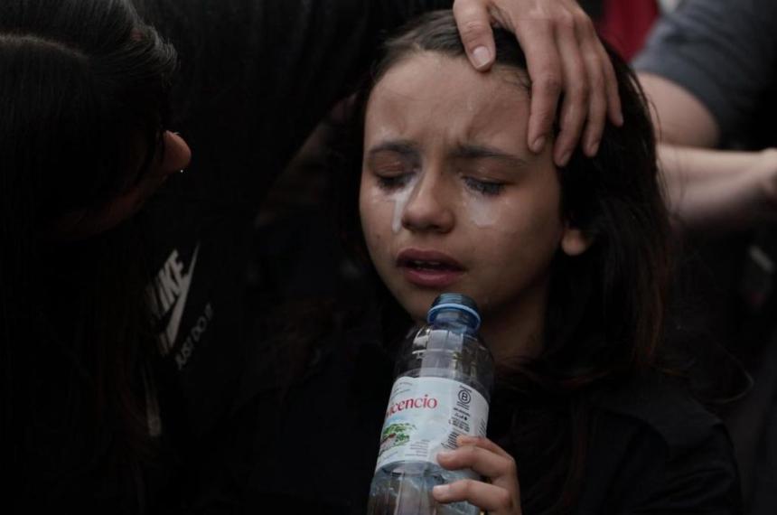 La nena agredida en la marcha- La policiacutea estaacute para cuidarte