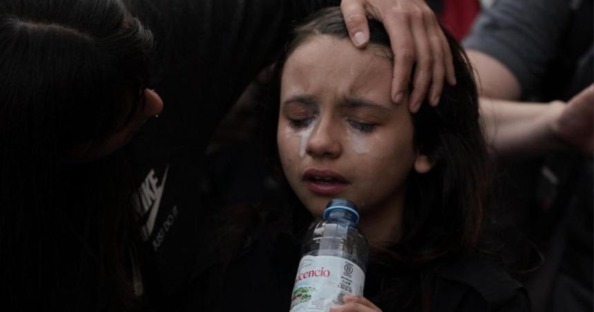 La nena agredida en la marcha- La policiacutea estaacute para cuidarte