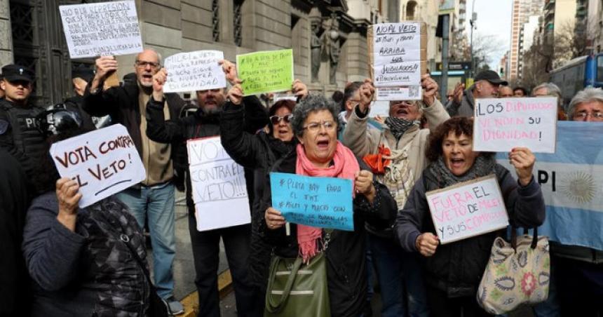 Las jubilaciones miacutenimas quedaron por debajo de la liacutenea de pobreza