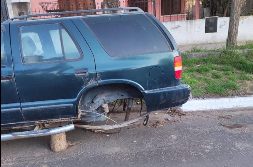 Vecinos reclaman por una camioneta abandonada