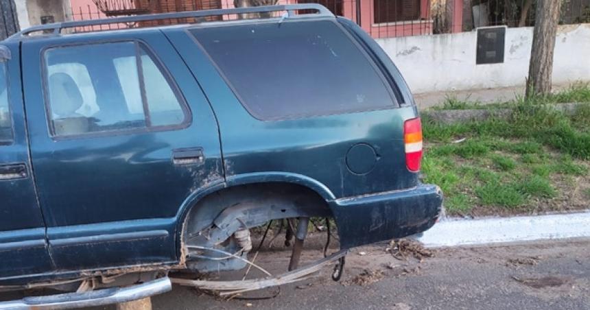 Vecinos reclaman por una camioneta abandonada