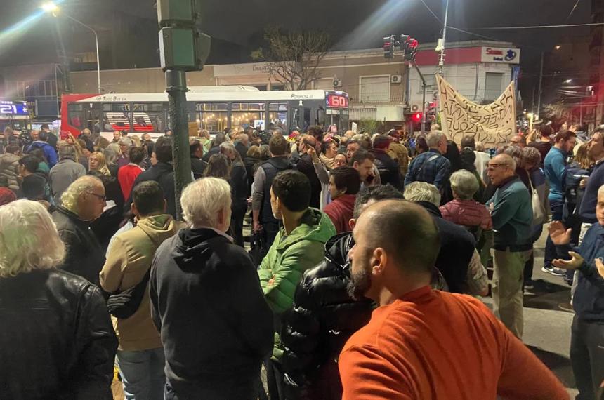 Jubilados se manifiestan en Olivos en contra del asado de Milei a los heacuteroes