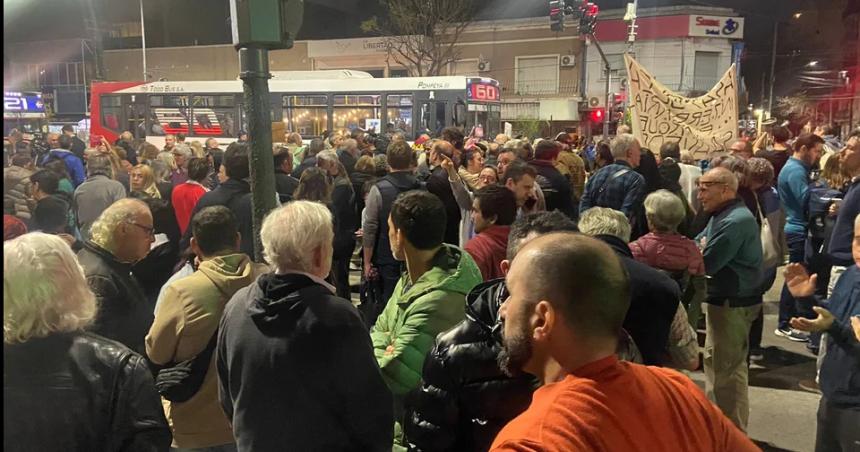 Jubilados se manifiestan en Olivos en contra del asado de Milei a los heacuteroes