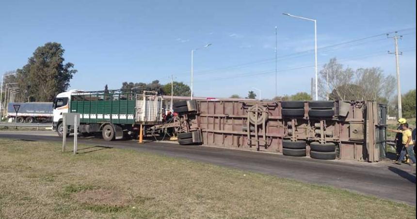 Volcoacute el acoplado de un camioacuten que llevaba vacunos en la ruta 5