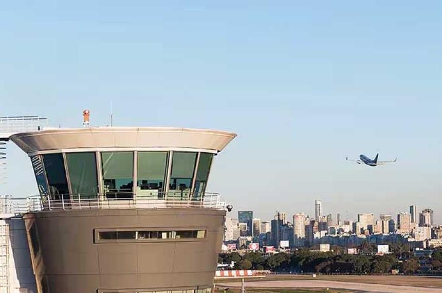 Los trabajadores estatales aeronaacuteuticos definieron hacer un paro el jueves