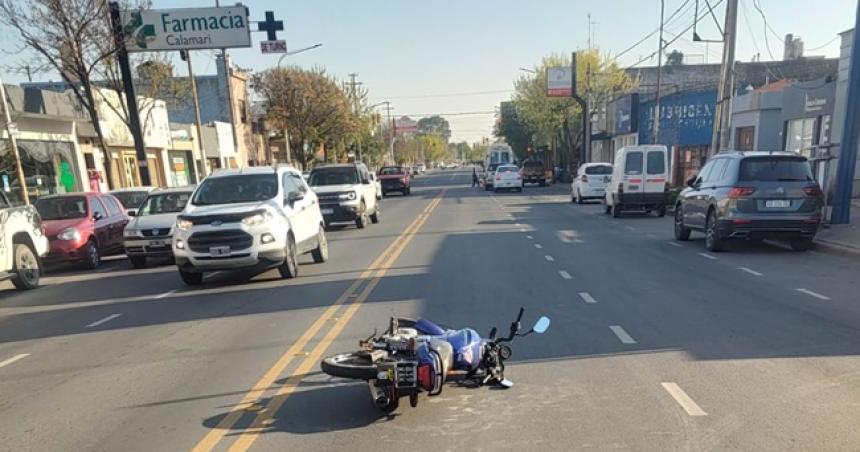 Una moto chocoacute a un utilitario sobre la Avenida Luro