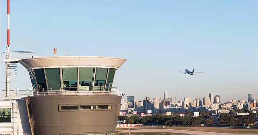 Los trabajadores estatales aeronaacuteuticos definieron hacer un paro el jueves