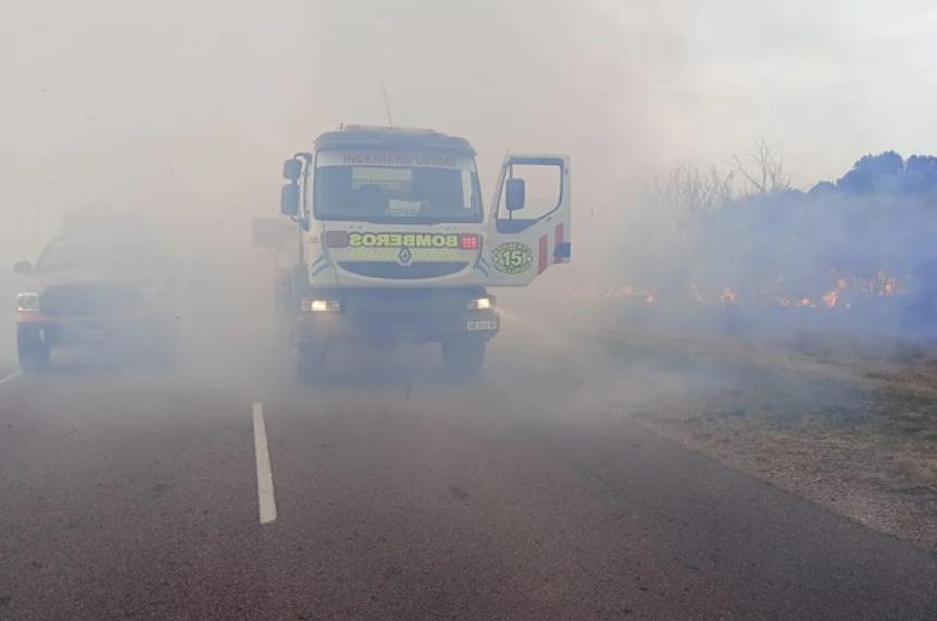 Por incendios de banquinas cortaron el traacutensito en la Ruta Provincial 9