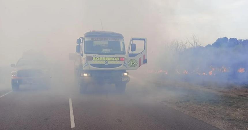 Por incendios de banquinas cortaron el traacutensito en la Ruta Provincial 9