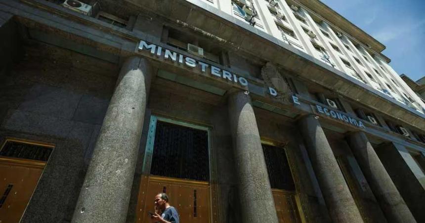 El Gobierno anuncioacute que alcanzoacute un superaacutevit fiscal de 3500 millones en agosto