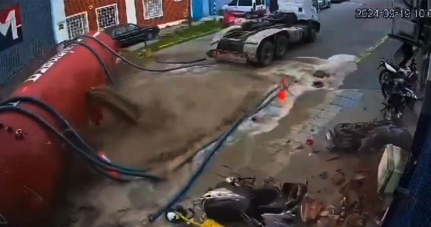 Video- camioacuten atmosfeacuterico chocoacute motos volcoacute y derramoacute la carga en la calle