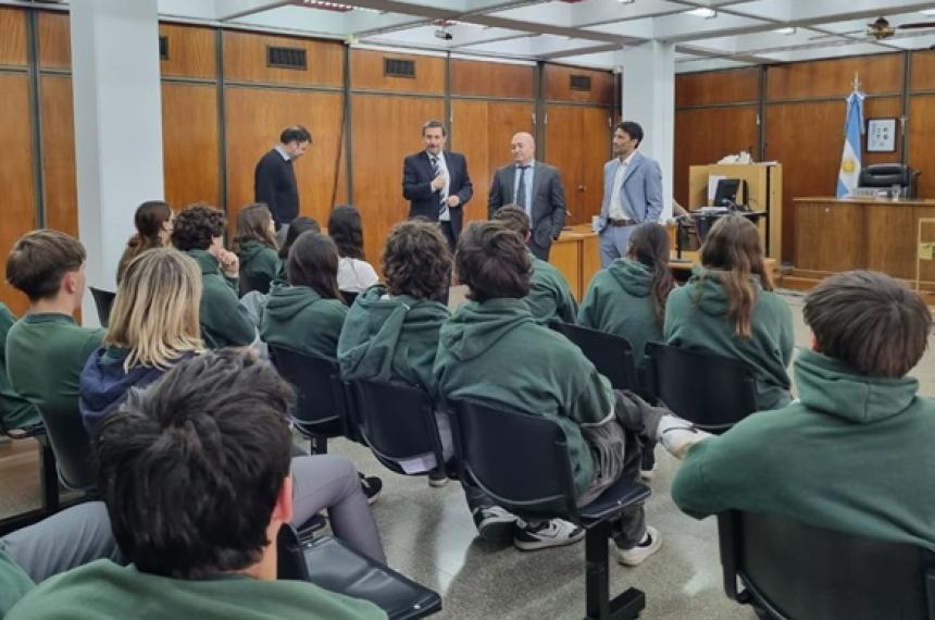 Estudiantes de General Pico presenciaron un debate oral 