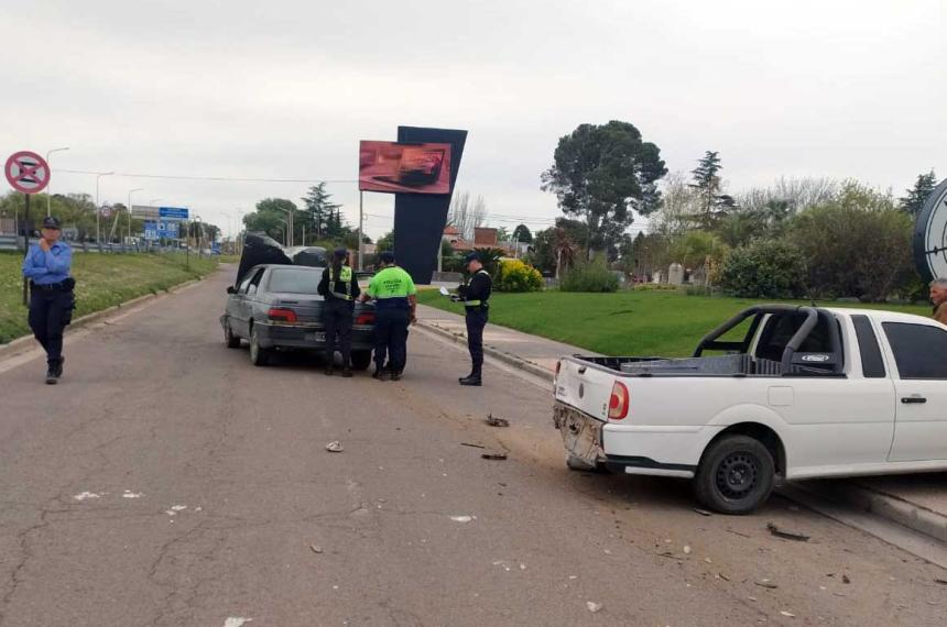 Un automoacutevil chocoacute contra un vehiacuteculo estacionado en la Circunvalacioacuten