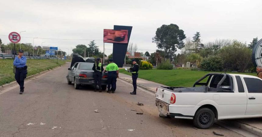 Un automoacutevil chocoacute contra un vehiacuteculo estacionado en la Circunvalacioacuten