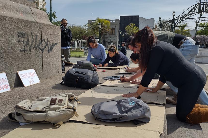 Protesta de autoconvocados en la plaza- UTELPa deberiacutea estar acaacute