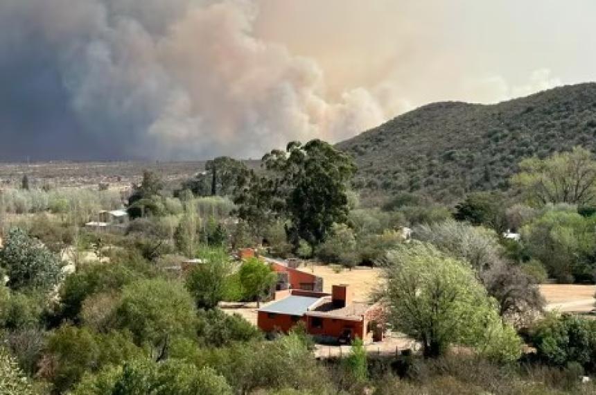 Incendios y drama en Coacuterdoba- las llamas alcanzaron a varias casas en Capilla del Monte hay evacuados y un detenido