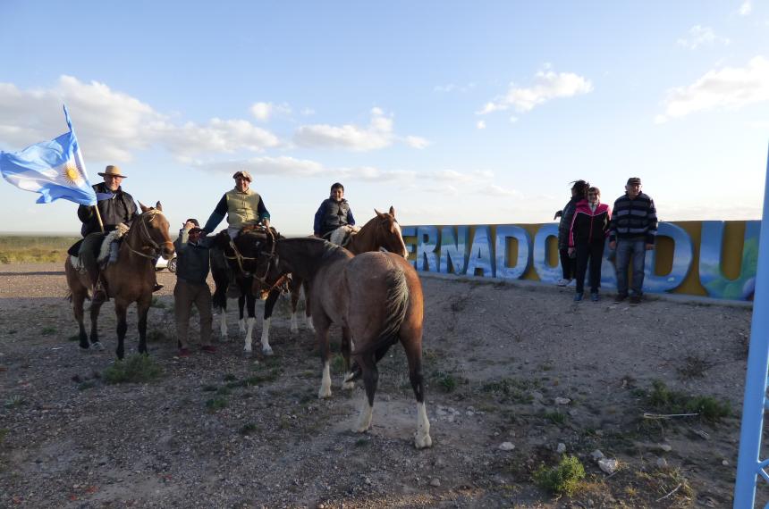 Cabalgata por la Historia unioacute a Victorica con Gobernador Duval