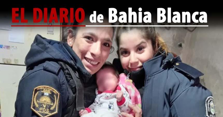 Dos mujeres policiacuteas salvaron a una bebeacute que se estaba ahogando