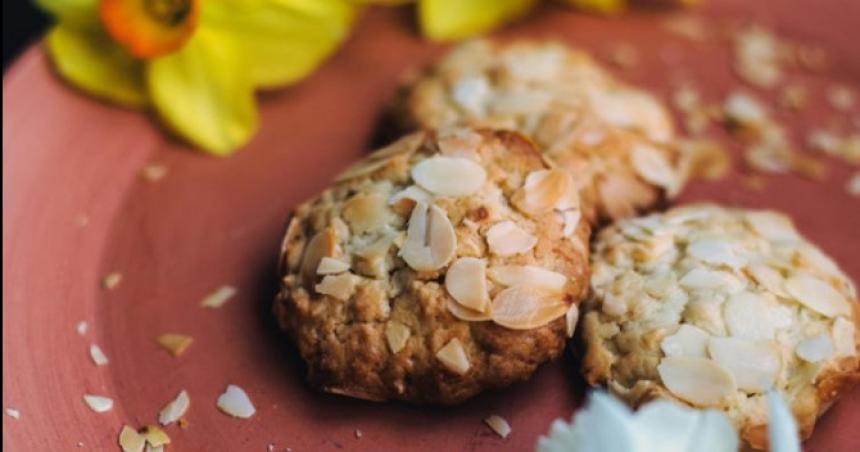 Suaves y deliciosas galletas de miel y almendras iexclsin gluten sin azuacutecar y sin mantequilla