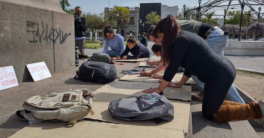 Protesta de autoconvocados en la plaza- UTELPa deberiacutea estar acaacute