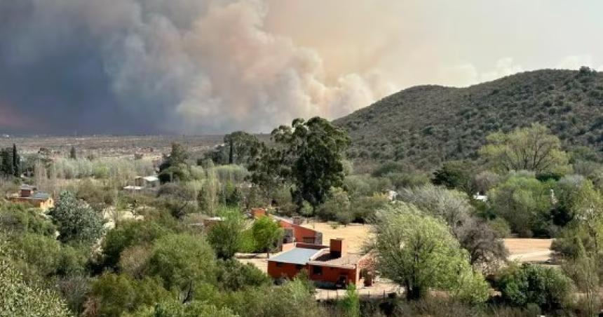 Incendios y drama en Coacuterdoba- las llamas alcanzaron a varias casas en Capilla del Monte hay evacuados y un detenido