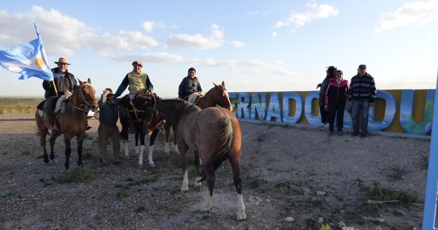 Cabalgata por la Historia unioacute a Victorica con Gobernador Duval