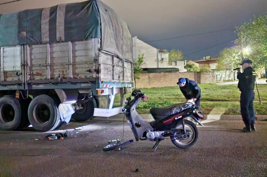 Siniestro fatal en General Pico- muere un hombre al chocar con su moto contra un camioacuten