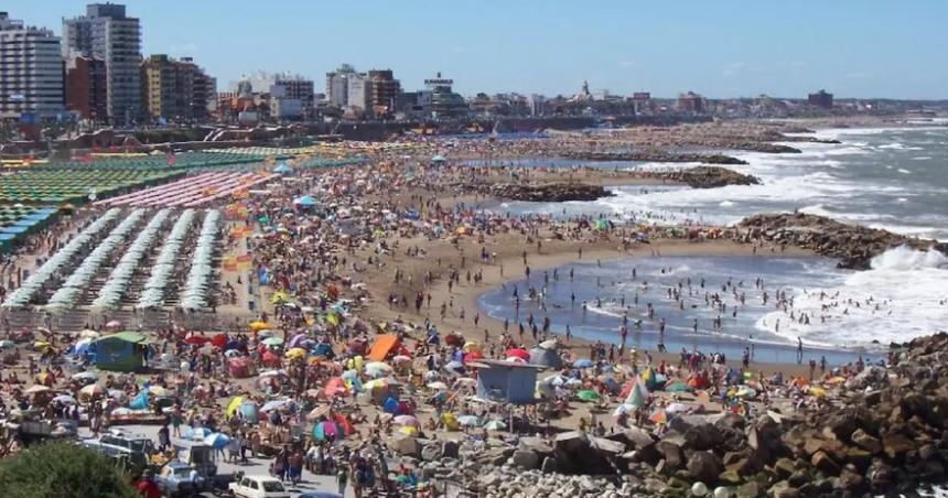 Desde carpa en la playa hasta alojamiento cuaacutento costaraacute veranear en Mar del Plata