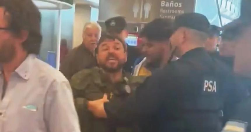 Juan Grabois fue escrachado en Ezeiza y reaccionoacute- iquestA quieacuten le robeacute