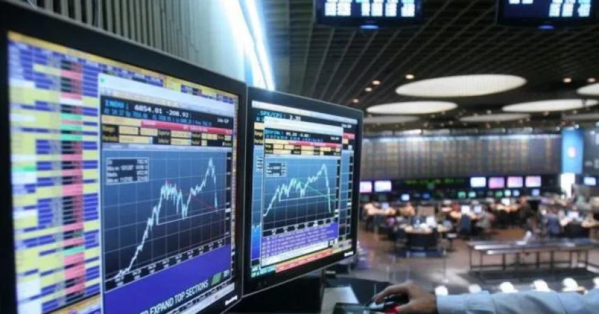 Milei dijo en Wall Street que el cepo terminaraacute cuando la inflacioacuten sea 0-en-porciento-- cayeron los bonos y acciones