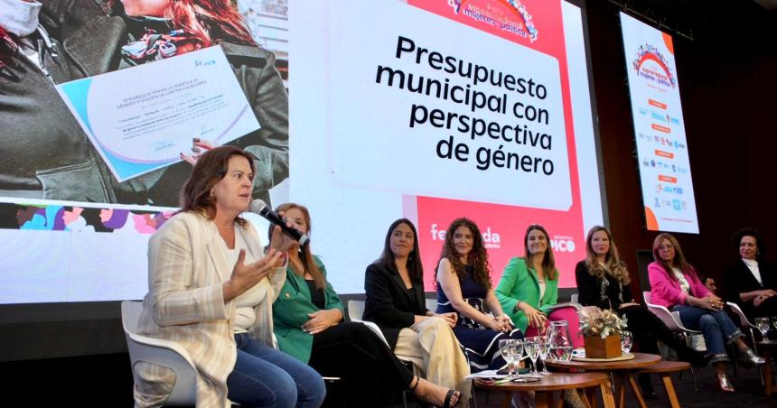 Alonso en Foro de Mujeres- Tratemos de contagiar y dejar de rendir exaacutemenes