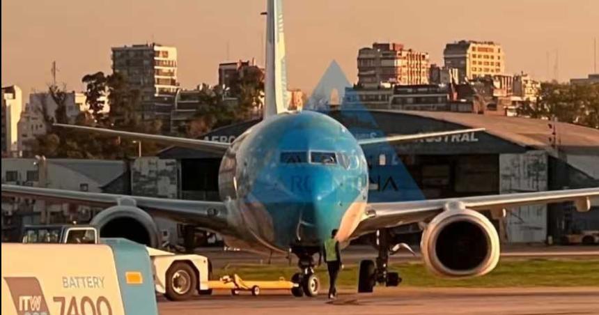 Se desprendioacute un neumaacutetico de un avioacuten de Aeroliacuteneas- intentaron ocultarlo