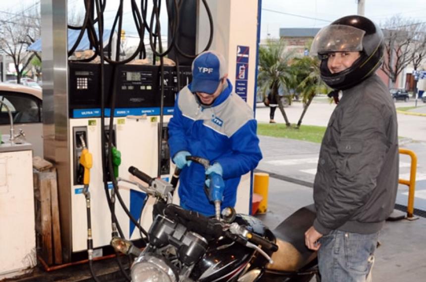 Combustibles- por la caiacuteda del barril de petroacuteleo bajan hasta 3-en-porciento- las naftas y el gasoil