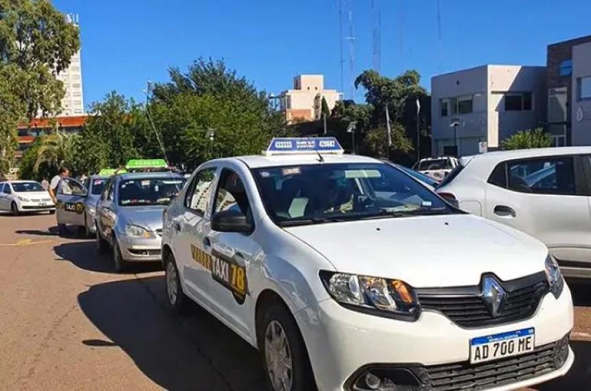 La caacutemara de duentildeos de taxis denuncia a diez choferes de Uber