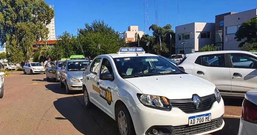 La caacutemara de duentildeos de taxis denuncia a diez choferes de Uber