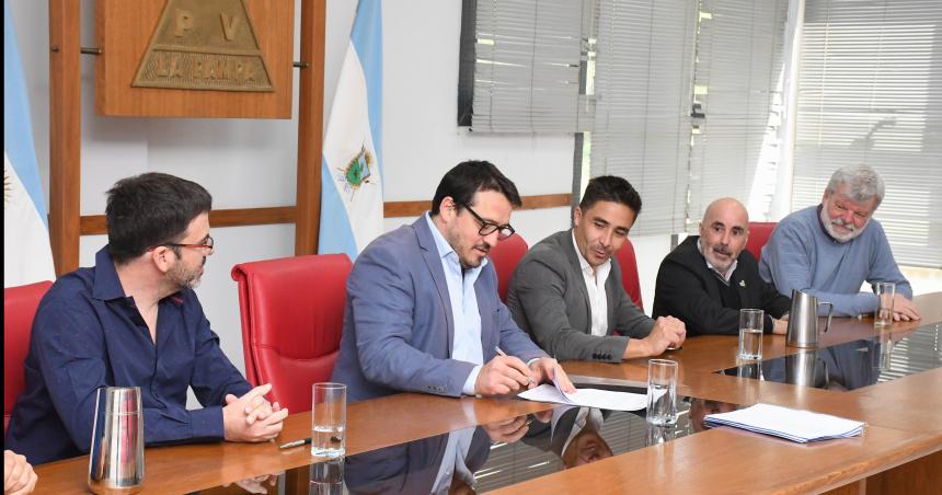 Gobierno firmoacute la obra para prevenir desbordes del riacuteo Colorado