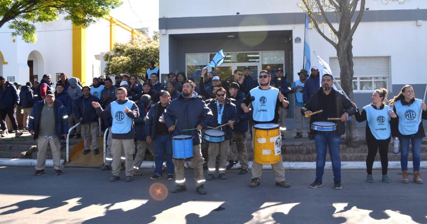 Protestaron los trabajadores municipales en Toay