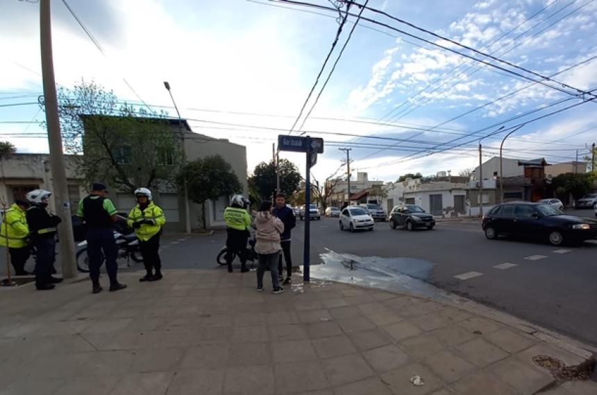 Otro choque entre auto y moto