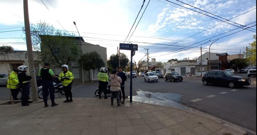 Otro choque entre auto y moto