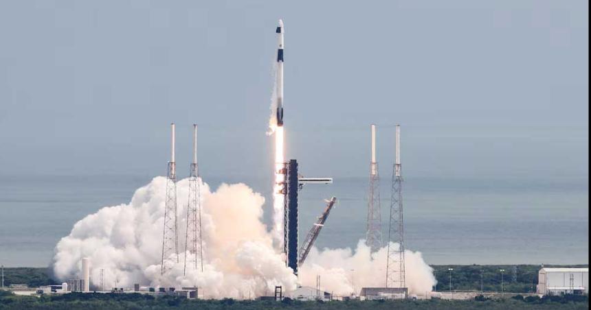 SpaceX lanzoacute la caacutepsula que buscaraacute a los astronautas varados en el espacio