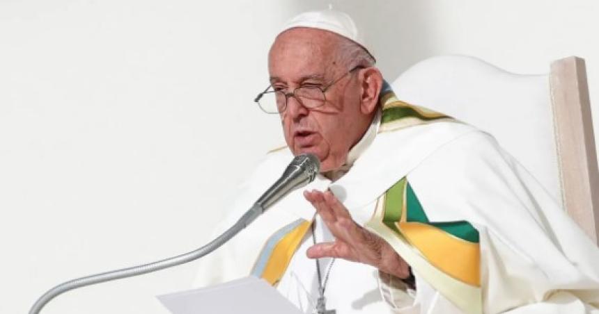 El Papa Francisco reclamoacute un alto el fuego inmediato en Liacutebano y Gaza