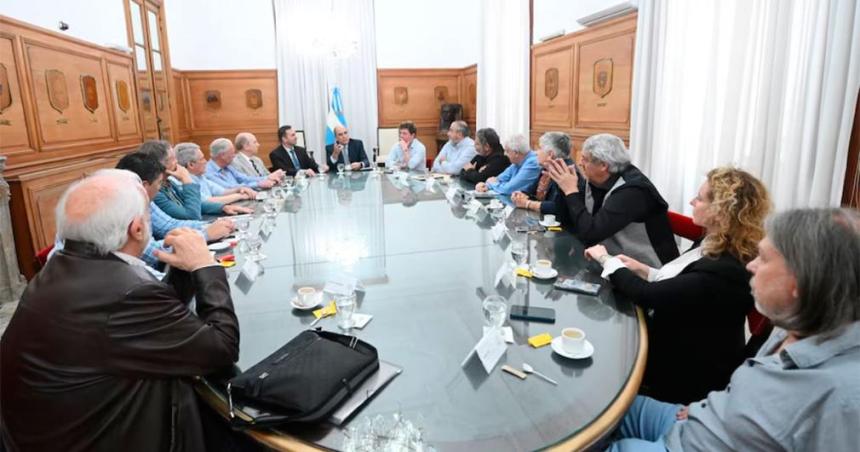 El Gobierno se reunioacute con la CGT para negociar una ampliacioacuten de la reforma laboral y frenar el paro