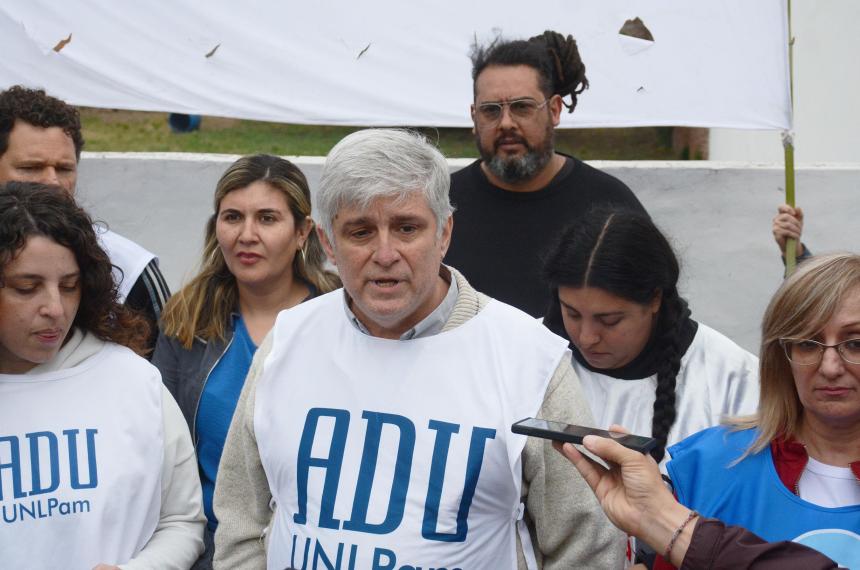 Convocan a la marcha universitaria- Cada tres docentes dos somos pobres