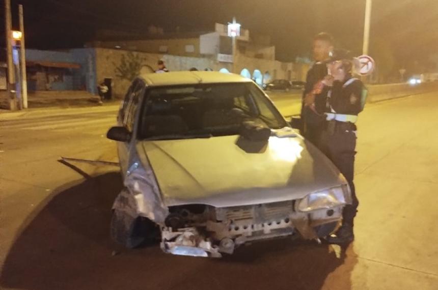 Un auto chocoacute de atraacutes a una camioneta en la Circunvalacioacuten